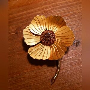 Vintage 1960's Gold Tone Flower Brooch